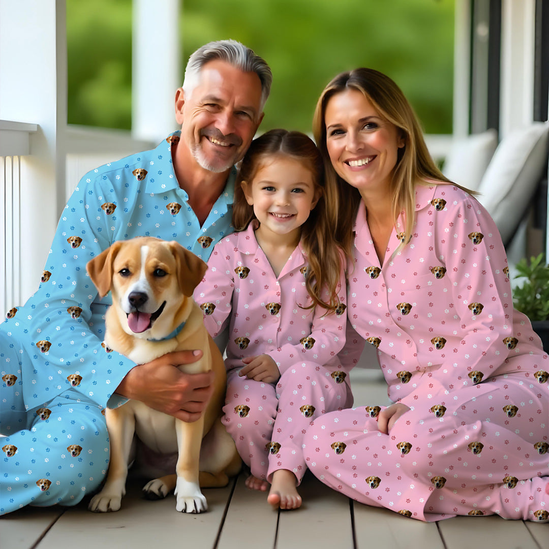 Famille portant des pyjamas assortis avec la tête de leur animal, designs bleu et rose avec imprimé chien